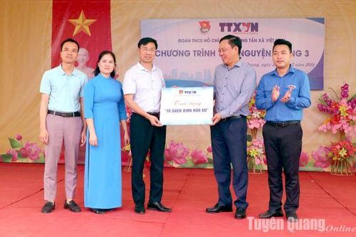 Trao tặng Tủ sách Đinh Hữu Dư cho học sinh xã Trung Yên