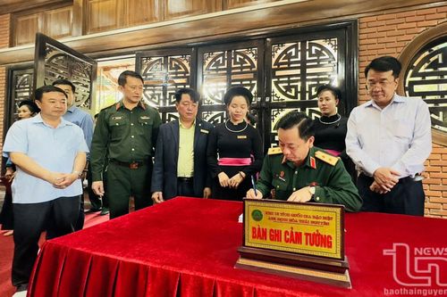 Học viện Quốc phòng dâng hương tưởng niệm Chủ tịch Hồ Chí Minh