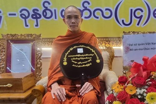 Trụ trì chùa Việt Nam tại Myanmar được tặng danh hiệu hoằng pháp cao quý của Chính phủ