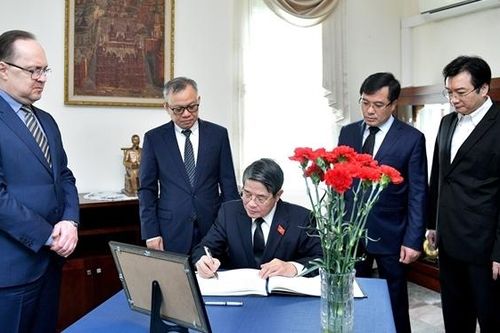 Phó Chủ tịch Quốc hội Nguyễn Đức Hải viếng và ghi sổ tang chia buồn tại Đại sứ quán Liên bang Nga tại Việt Nam