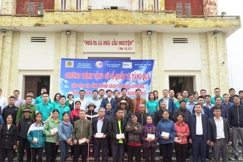 Tặng cờ Tổ quốc cho các cơ sở tôn giáo và ngư dân bám biển