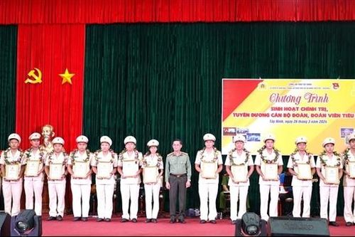 Công an Tây Ninh tuyên dương 20 CBCS khắc ghi lời dạy của Bác