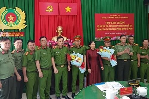 Khen thưởng đơn vị phá vụ án ma túy, thu giữ 8 bánh heroin