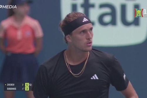 Alexander Zverev vất vả giành chiến thắng vòng 3 Miami mở rộng