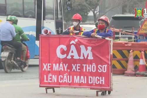 Bất chấp biển cấm, xe máy ùa lên cầu vượt Mai Dịch