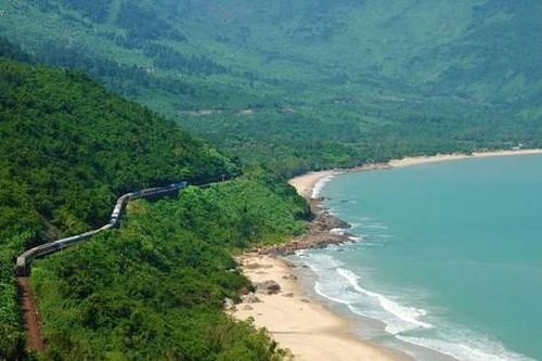 Ngồi tàu hỏa đón bình minh và hoàng hôn trên vịnh Lăng Cô