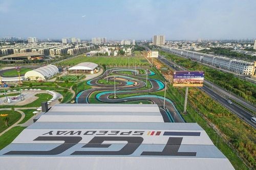 Không cần đi đâu xa, ngay trung tâm thành phố đã có đường đua Go-kart siêu xịn