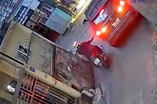 Nữ tài xế ô tô thách thức người đi xe máy sau va chạm