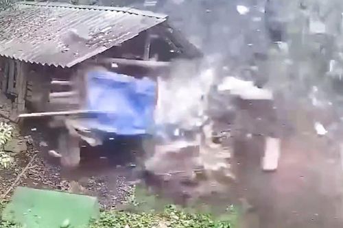 Đá đè sập nhà dân tại Hòa Bình sau trận động đất ở Hà Nội