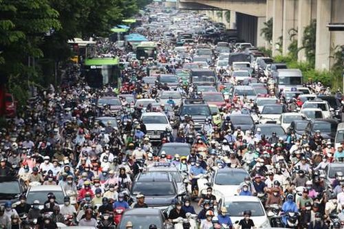 Ùn tắc kéo dài trên đường Nguyễn Trãi do đang thi hành án tại quận Đống Đa