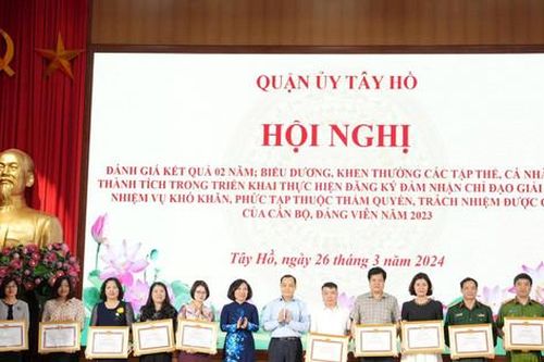 Tây Hồ: 35 cá nhân được khen thưởng trong thực hiện việc khó, phức tạp