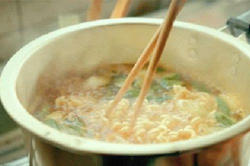 'Khi nấu mì ăn liền bạn cho gói dầu hay gói vào muối trước?': Rất nhiều người làm sai bảo sao mì kém ngon