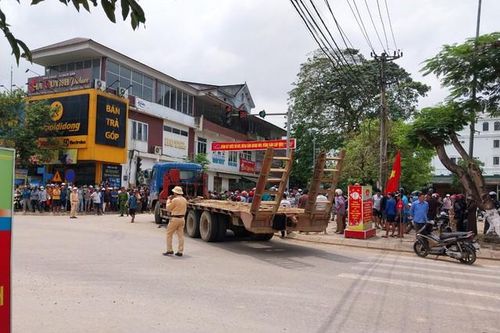 Xe tải nghi hết hạn đăng kiểm va chạm với xe máy khiến một người tử vong
