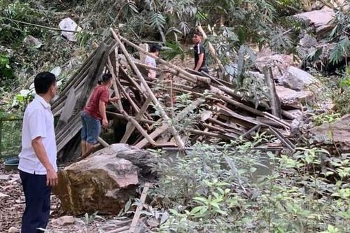 Khảo sát vị trí sạt lở ở Hòa Bình do động đất ở Hà Nội