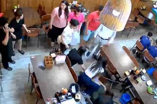 Video điều dưỡng A9 Bạch Mai cấp cứu cho du khách nước ngoài ngừng tim đột ngột tại nhà hàng