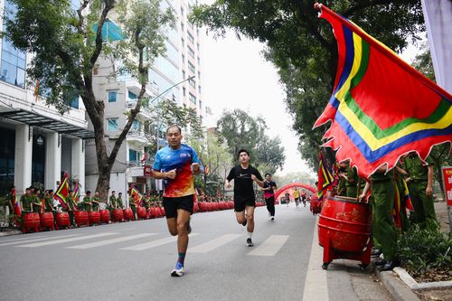 Sôi nổi Ngày chạy Olympic trong lực lượng Công an nhân dân