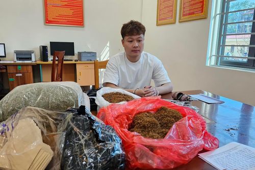 Bắt quả tang thanh niên đang bán 'cỏ Mỹ' cho khách