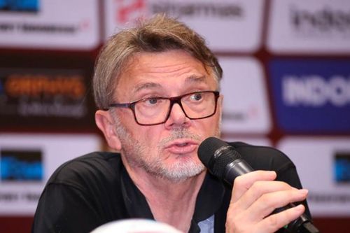 VFF chấm dứt hợp đồng với HLV Troussier trong đêm