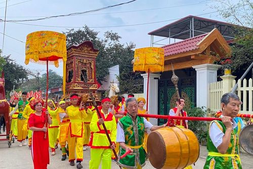 Đặc sắc màn rước kiệu qua lại giữa 2 di tích quốc gia