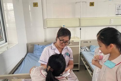 Quảng Ninh: 33 học sinh bán trú nhập viện sau bữa cơm trưa
