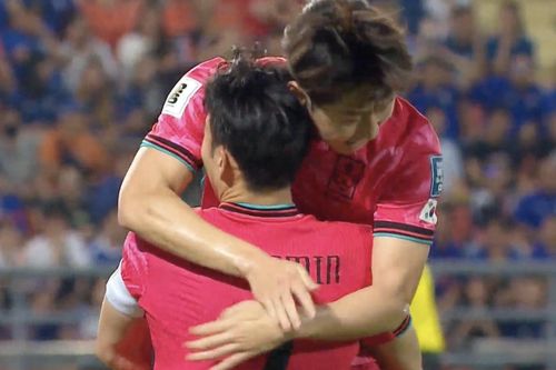 Cú ôm gây sốt của Lee Kang-in và Son Heung-min