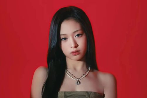 Ca sĩ 17 tuổi cuốn hút không kém Jennie