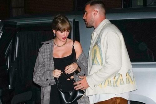 Bóc giá túi của tỷ phú Taylor Swift