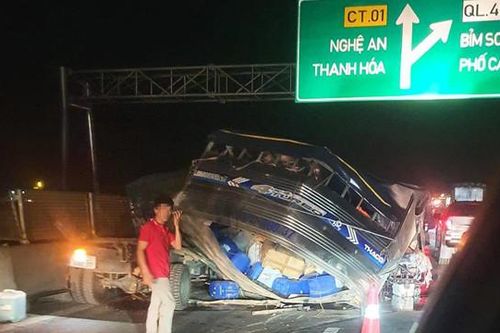 Tai nạn giao thông mới nhất 27/3/2024: xe đã nổ lốp còn bị tông biến dạng