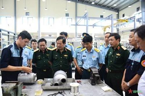 Thượng tướng Lê Huy Vịnh kiểm tra tại Nhà máy A32