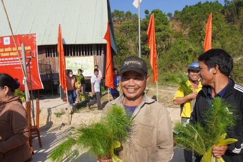 Tặng 100.000 cây thông giống cho 200 hộ đồng bào Xơ Đăng
