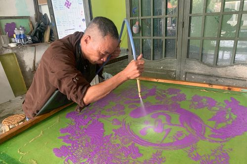 Người biến rác biển thành tranh
