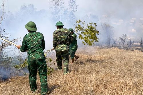 Đồn Biên phòng Tân Thành cử 20 cán bộ, chiến sĩ tham gia chữa cháy rừng
