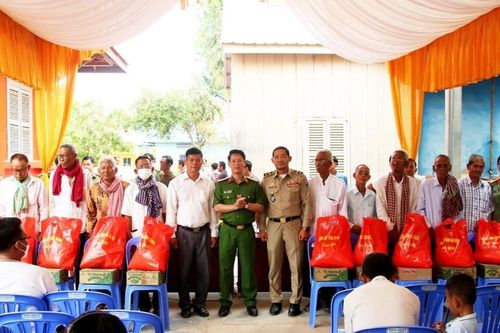 Bác sỹ Công an tỉnh An Giang khám bệnh miễn phí, tặng quà cho người dân ở Campuchia