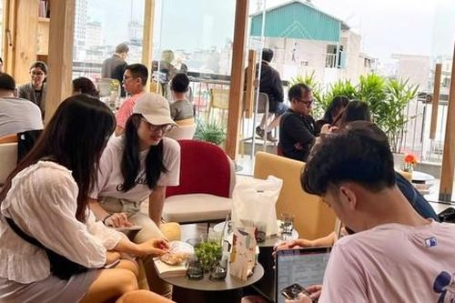 Lý do người Việt thích đi cafe, hay ăn ngoài