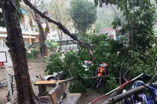 Mưa lớn kèm gió lốc khiến nhiều ngôi nhà, trường học ở Hà Giang bị hư hỏng