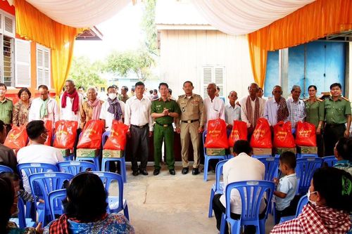Khám, tặng quà cho người dân Campuchia và người Campuchia gốc Việt có hoàn cảnh khó khăn