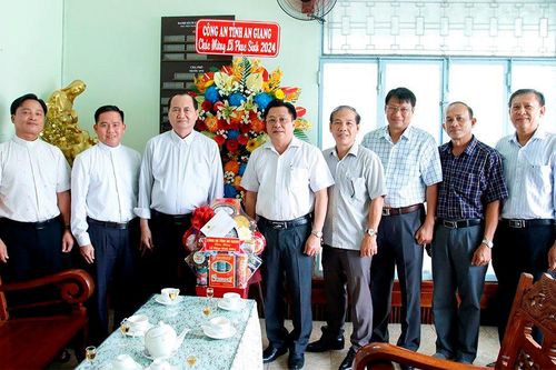Công an tỉnh An Giang chúc mừng các Giám mục, chức sắc nhân Lễ Phục sinh