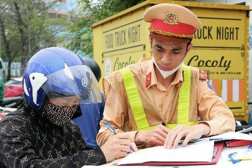 Đi xe máy lên vành đai 3 trên cao, người phụ nữ bị phạt số tiền nửa tháng lương
