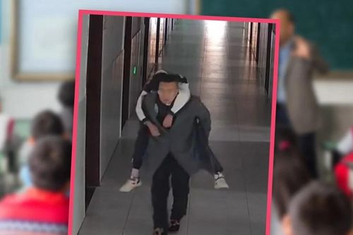 Thầy giáo nổi tiếng sau 2 năm cõng cậu bé mắc chứng ngủ kỳ lạ