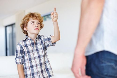 Phía sau một đứa trẻ hư...