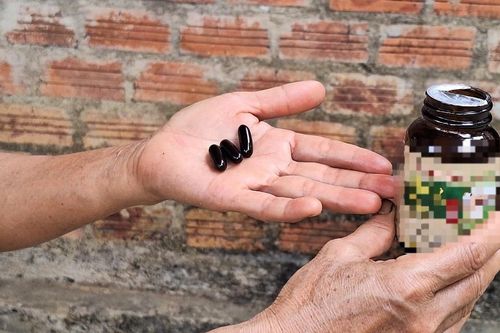 Gia đình lục đục vì bố thường xuyên vào xem livestream bán thuốc, tự mua về dùng