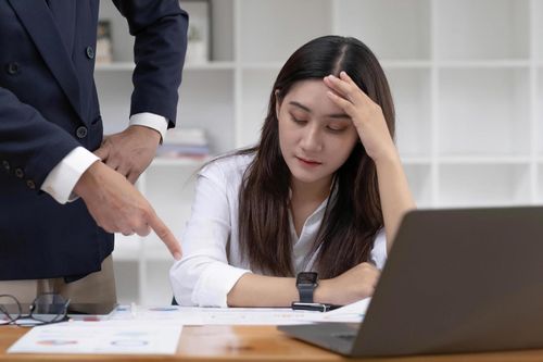 Bị cô lập vì tham mưu trái ý, ngày chuyển việc sếp nhắc 'có tiền có tất cả'