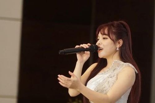 Ca sĩ Mai Diệu Ly hát trong Lễ phát động cuộc thi viết 'Cha và con gái'