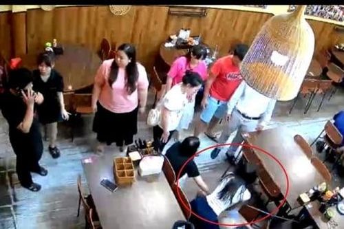 Bị 'delay' chuyến bay, nữ điều dưỡng vô tình cứu sống nam du khách nước ngoài