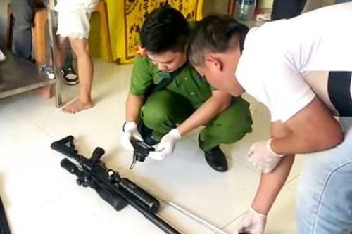 Mang 2 khẩu súng đến nhà người phụ nữ để giải quyết mâu thuẫn