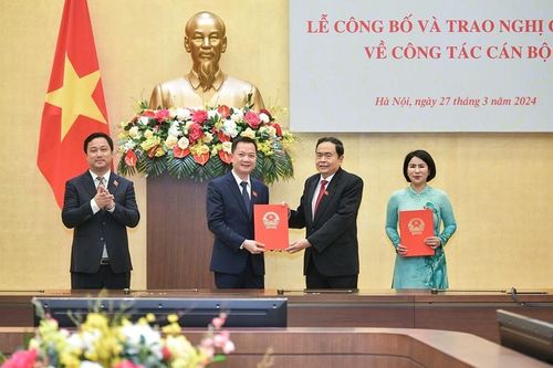 Trao Nghị quyết của Ủy ban Thường vụ Quốc hội về công tác cán bộ