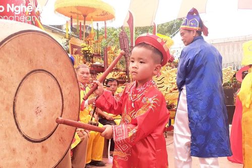 Bé trai 4 tuổi đánh trống tế điêu luyện khiến nhiều người trầm trồ