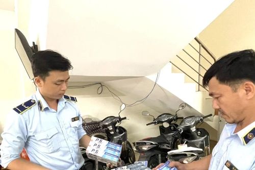 Tạm giữ hàng chục nghìn gói dầu gội đầu và kem đánh răng có dấu hiệu giả mạo