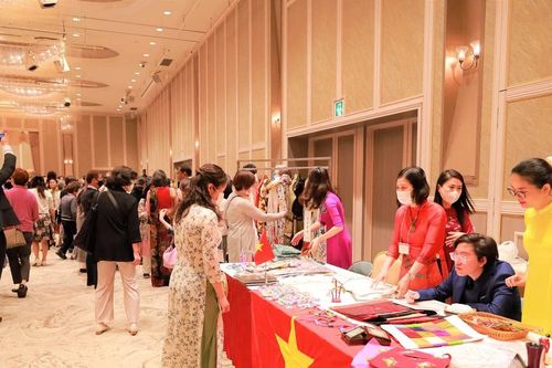 Hội Phụ nữ của Đại sứ quán Việt Nam tham gia hội chợ từ thiện tại Nhật Bản