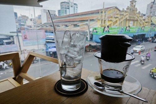 Vì sao người Việt vẫn 'đi cà phê' mỗi ngày bất chấp kinh tế khó khăn?
